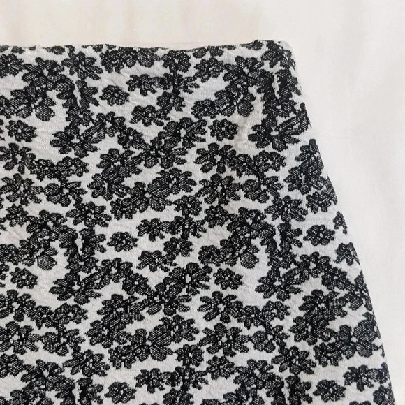 Urban Outfitter Floral A-Line Mini Skirt, Color White/Black Size S - Picture 4 of 11